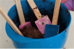 spatulas in a mixing bowl